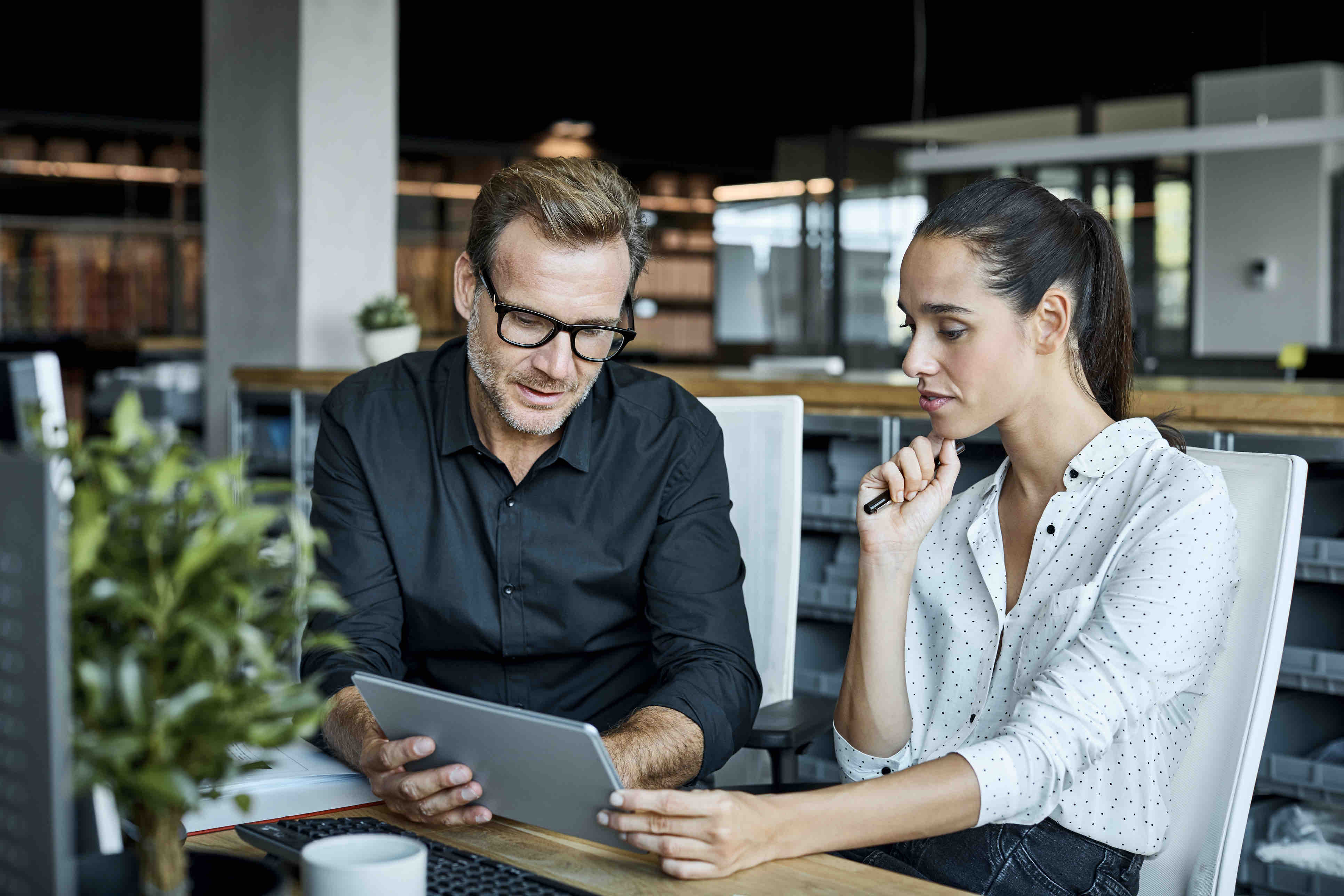 Personnes travaillant sur une tablette